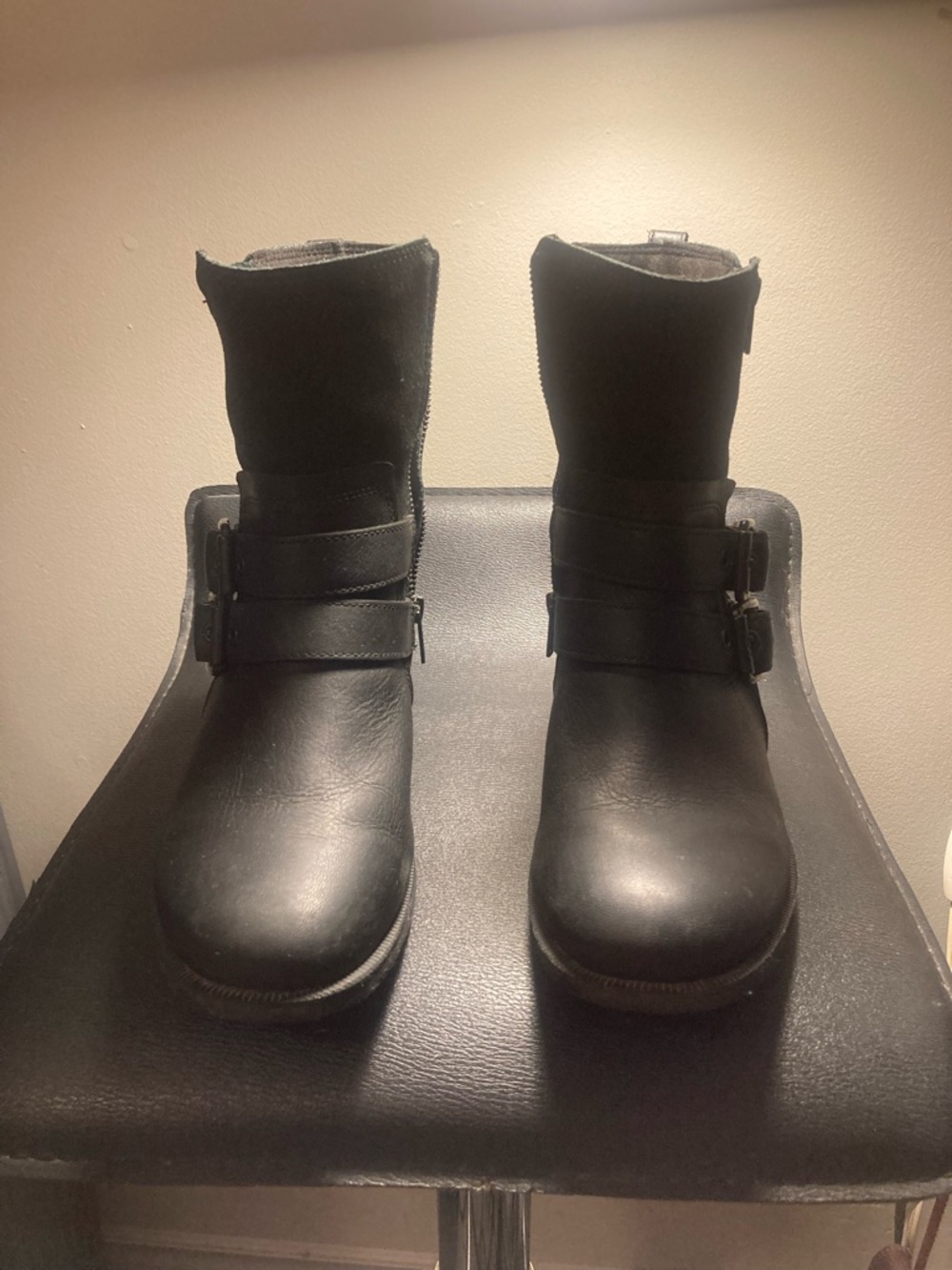 UGG Black Shearling food bed , fully lined boots Zip Boots fully lined